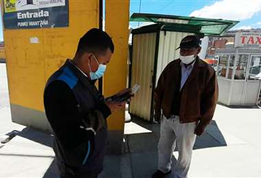 control-del-carnet-de-vacuna-en-la-terminal-de-buses-de-la-paz-_1483177210_380x260