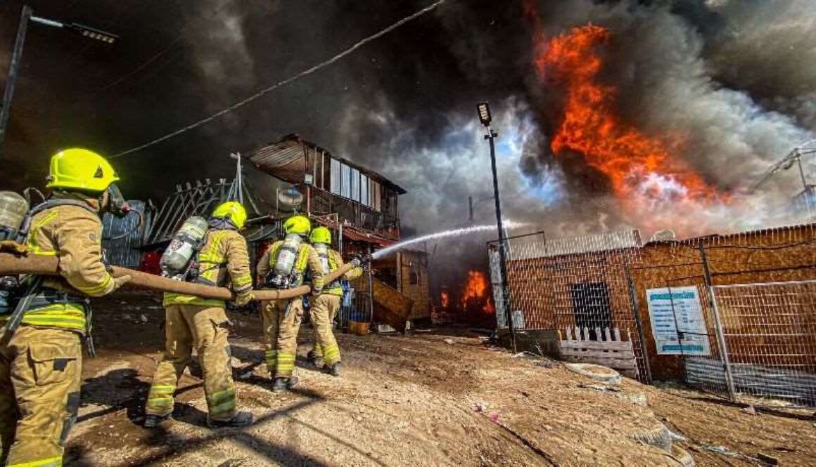 el-incendio-en-iquique-i-bomberos._960697864_1140x520