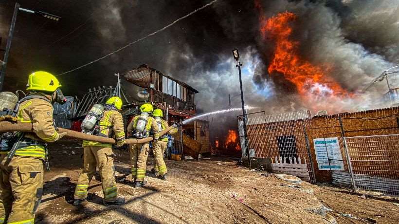 el-incendio-en-iquique-i-bomberos._960697864_1140x520
